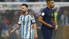 Leo Messi y Kylian Mbappé, durante el Argentina - Francia del Mundial de Catar.