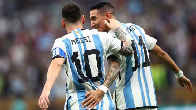 Messi y Di María se felicitan tras el primer gol.