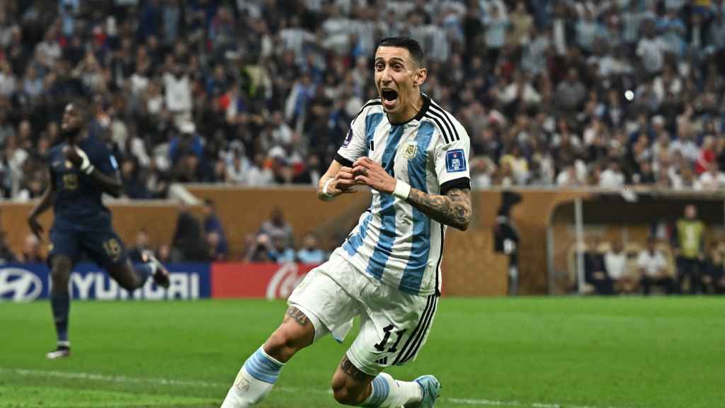 Di María celebra su gol.