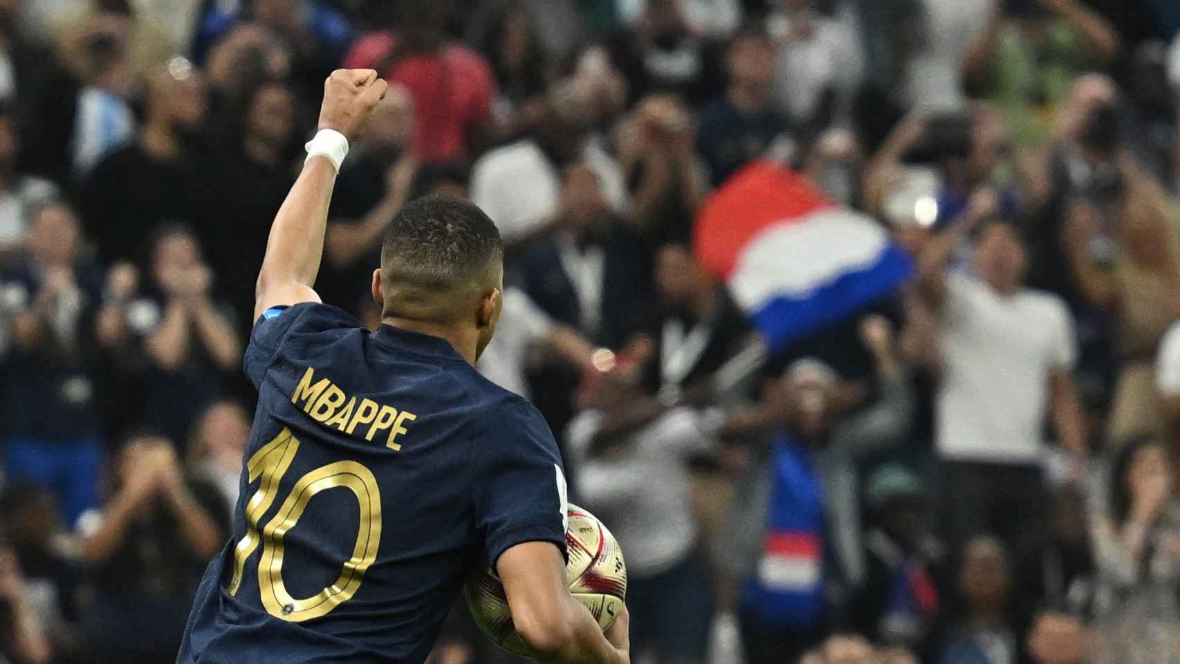 Kylian Mbappé, con el puño en alto al celebrar un gol en la final del Mundial de Qatar 2022
