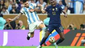 Nicolás Otamendi comete penalti sobre Kolo Mouani en el Argentina - Francia