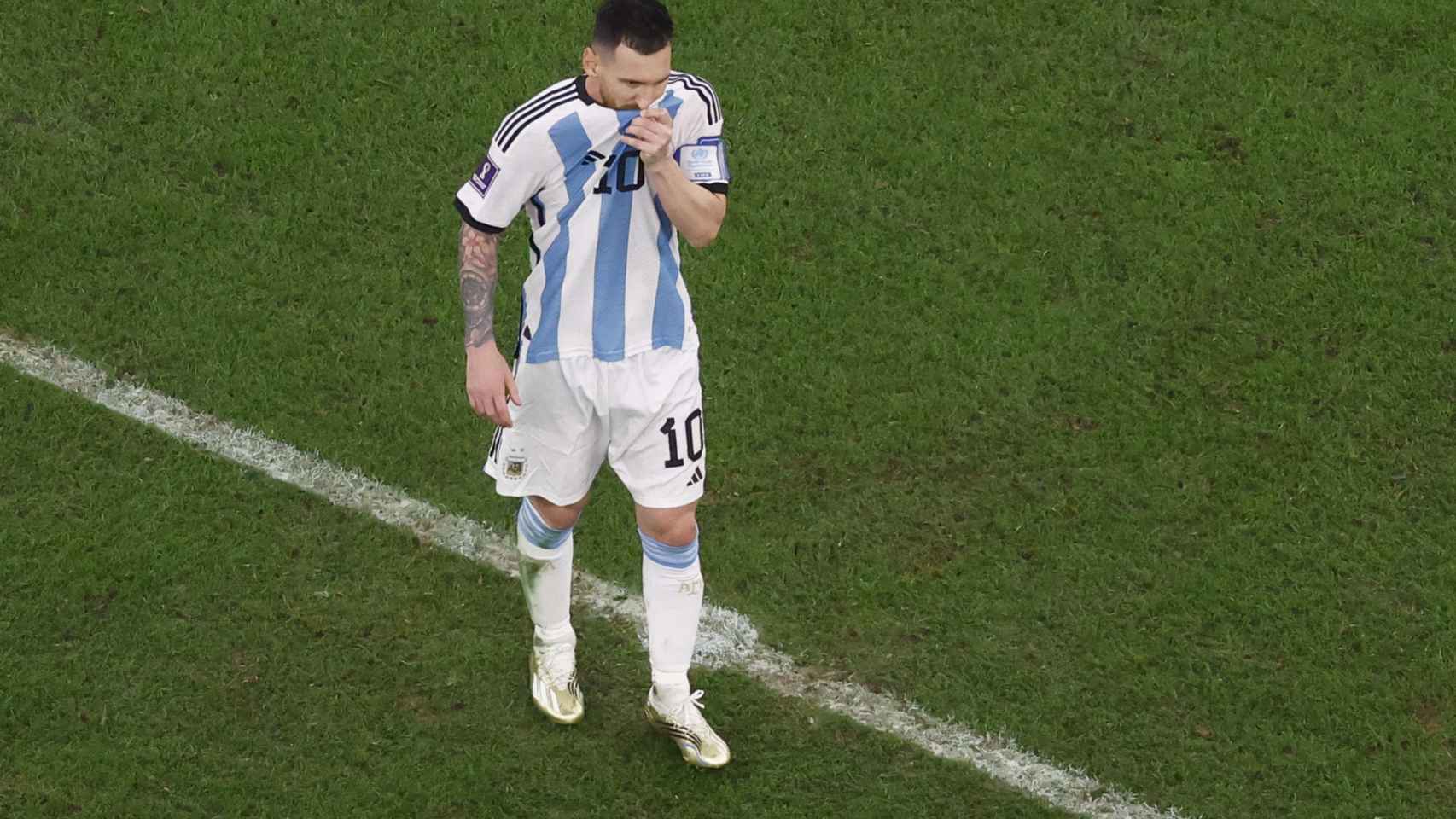 Messi se lamenta después del empate de Francia.