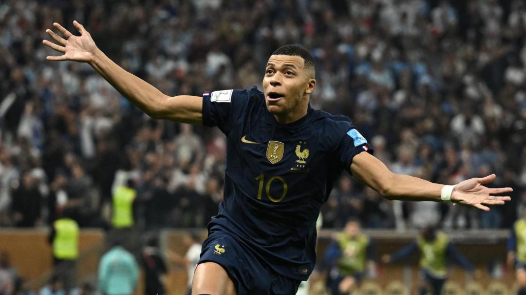 Mbappé celebra su tercer gol en el partido.