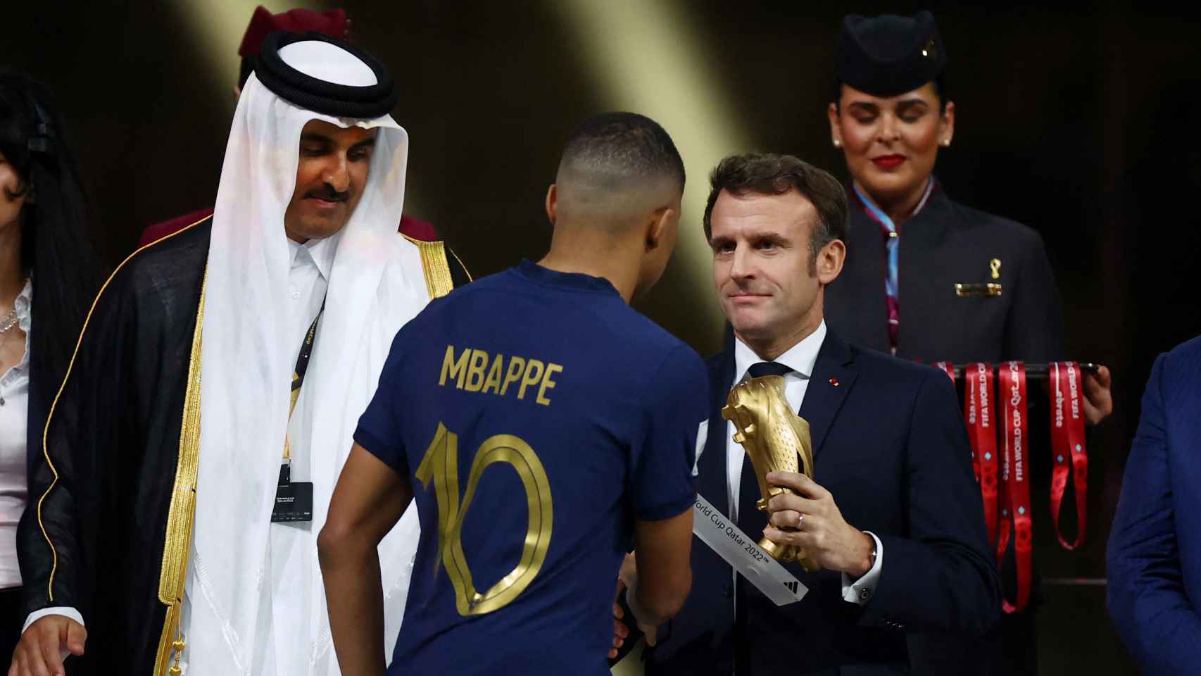 Mbappé recibe la Bota de Oro del Mundial como el máximo goleador.