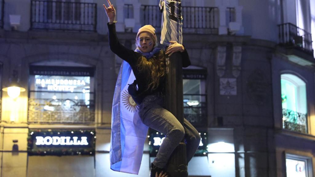 Un seguidor de Argentina celebra la victoria de su selección en el Mundial.