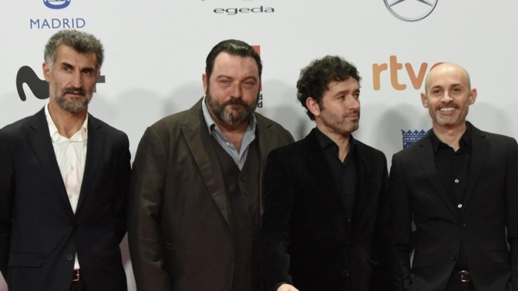 El equipo de 'As bestas' en la alfombra roja de los XXVIII Premios Forqué, con Denis Ménochet (tercero por la izq,) y Rodrigo Sorogoyen (en el centro). Foto: Europa Press