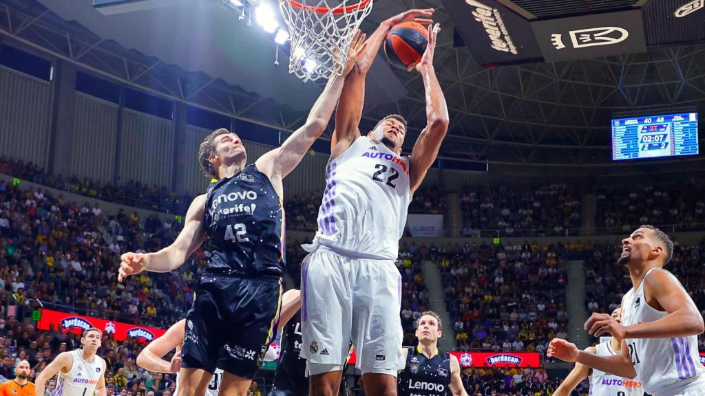 Tavares durante el partido entre el Tenerife y el Real Madrid de la Liga Endesa