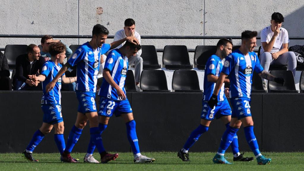 Los jugadores del Deportivo celebran uno de los goles conseguidos en Ceuta.