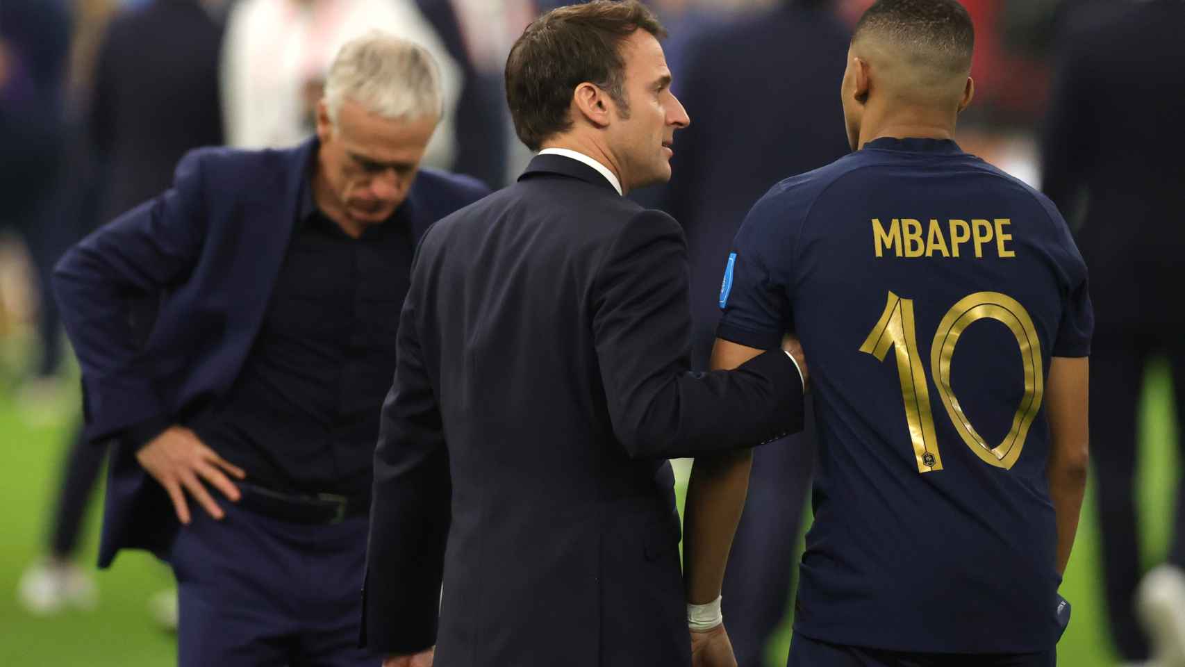 Macron consolando a Kylian Mbappé tras la final del Mundial