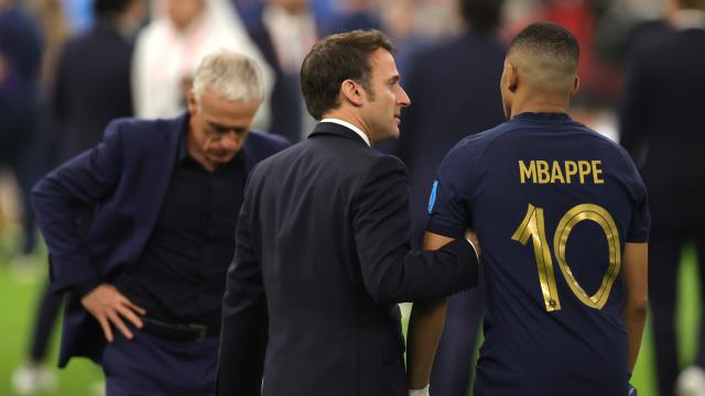 Macron consolando a Kylian Mbappé tras la final del Mundial