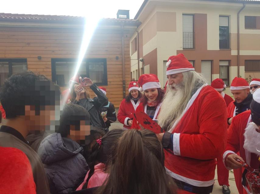 El Papá Noel motero en su visita a la residencia de menores Juan Pablo II, dependiente de la Diputación de Segovia.