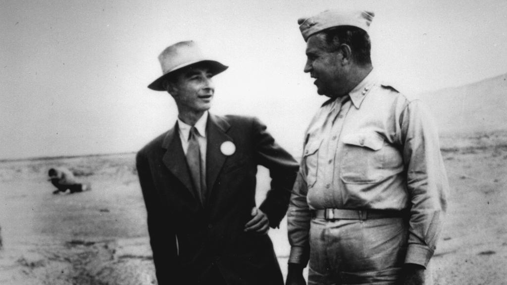 Robert Oppenheimer (izquierda) y el general Leslie Groves (derecha) en la zona cero de las pruebas de la bomba nuclear.