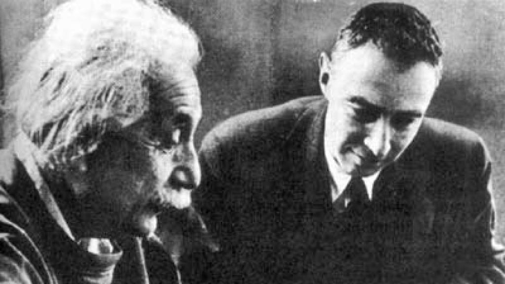 Robert Oppenheimer junto a su amigo Albert Einstein.