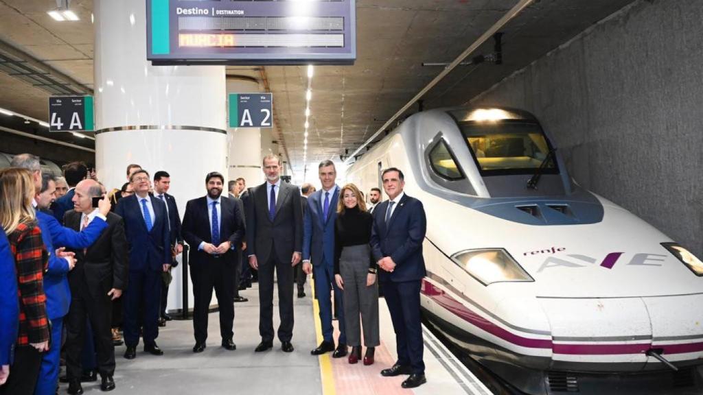 El presidente de la Comunidad Valenciana, Ximo Puig (1i), y el presidente de la Región de Murcia (2i), Fernando López Miras, este lunes, junto al Rey Felipe VI, el presidente del Gobierno, Pedro Sánchez, la ministra de Transportes, Raquel Sánchez, y el alcalde de Murcia. José Antonio Serrano.