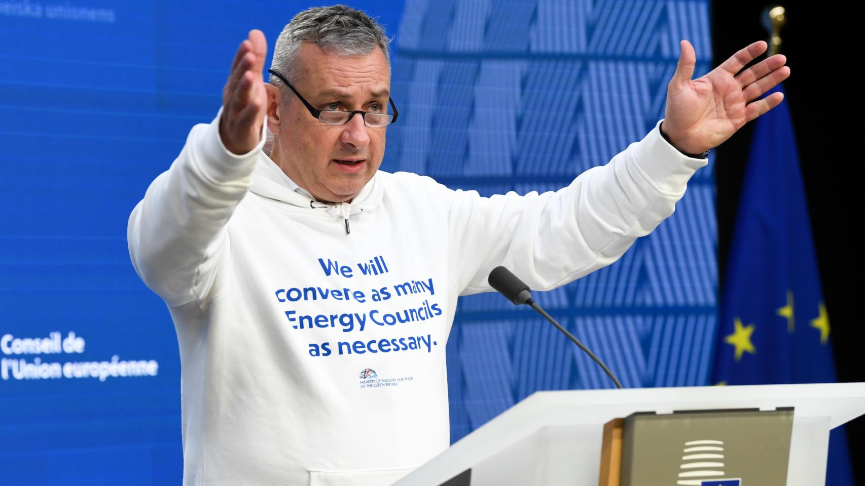 El ministro checho de Energía, Jozef Síkela, con su sudadera de 'Convocaremos todos los Consejos de Energía que sean necesarios'