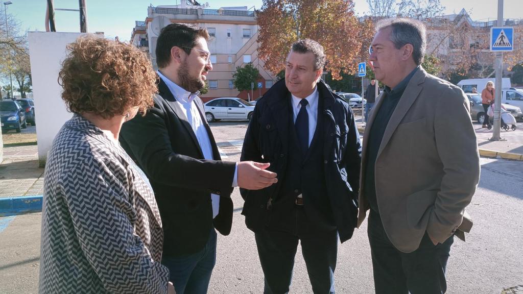 El líder del PSOE andaluz, Juan Espadas, en una visita a Lora del Río.