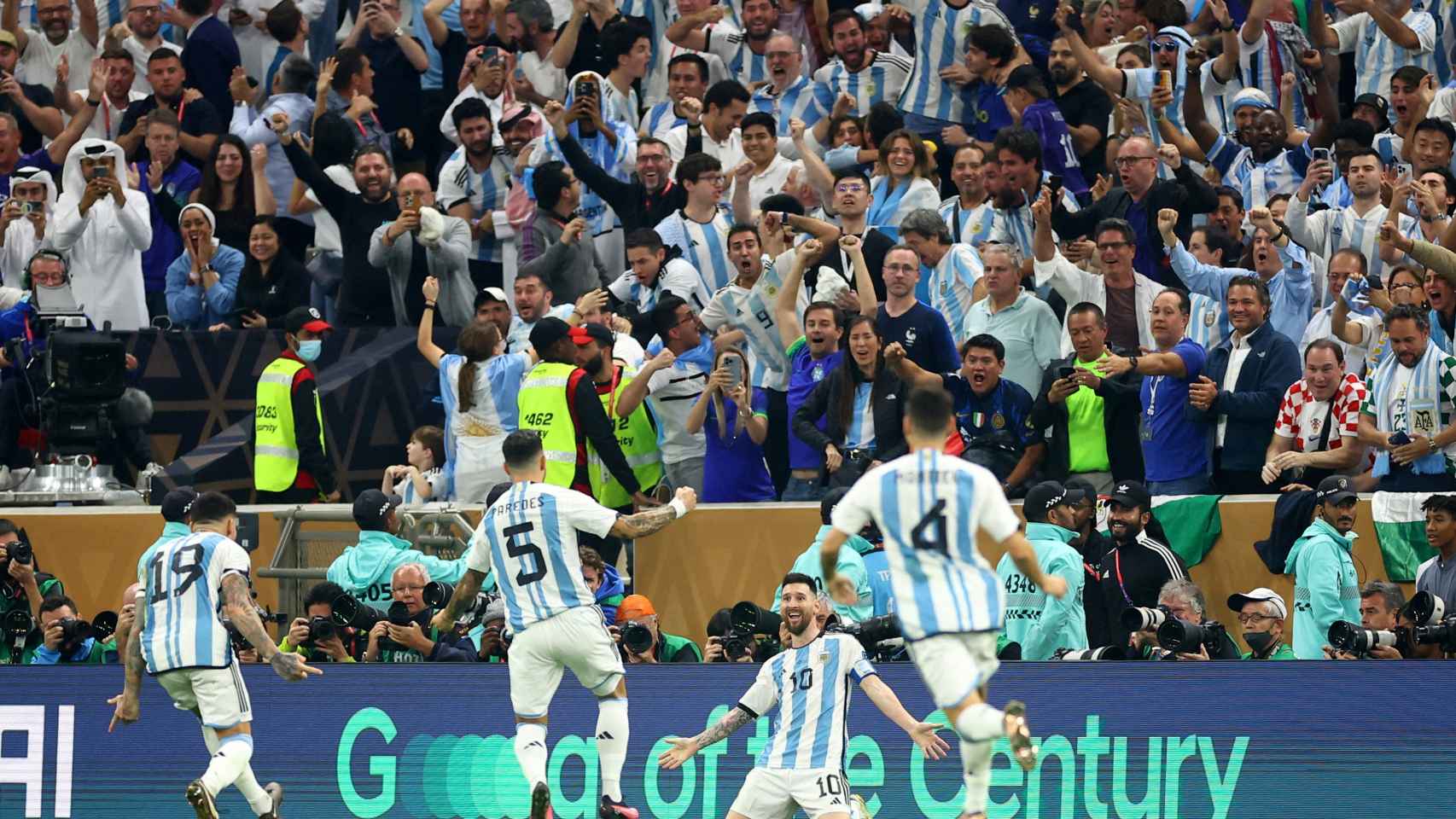 Messi celebrando el gol con sus compañeros con la afición de fondo.