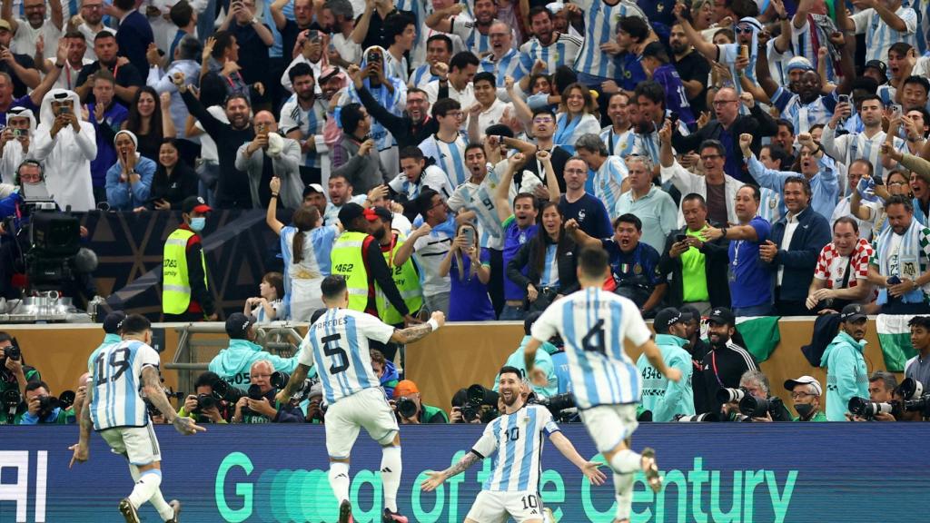 Messi celebrando el gol con sus compañeros con la afición de fondo.