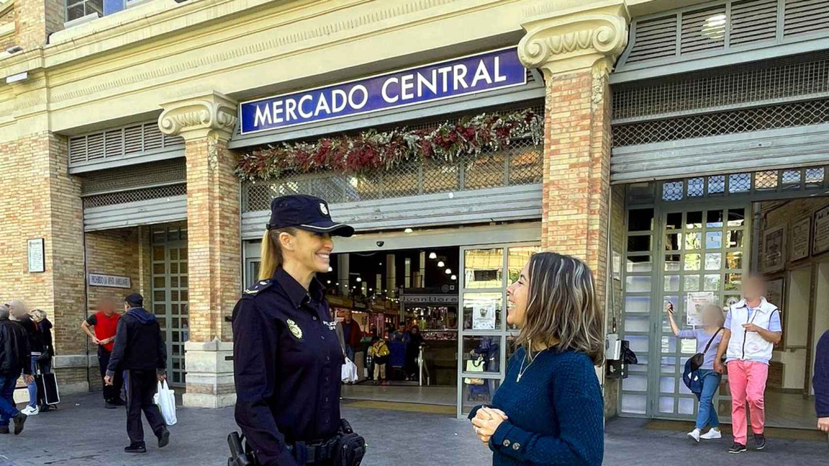 Una agente, en el Mercado Central de Alicante.