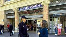 Una agente, en el Mercado Central de Alicante.