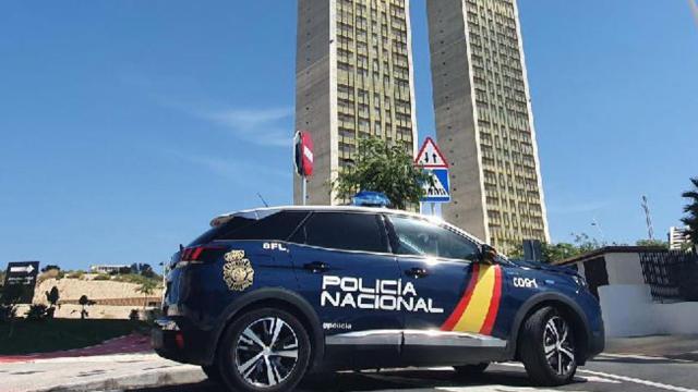 Un coche de la Policía Nacional en Benidorm, en imagen de archivo.