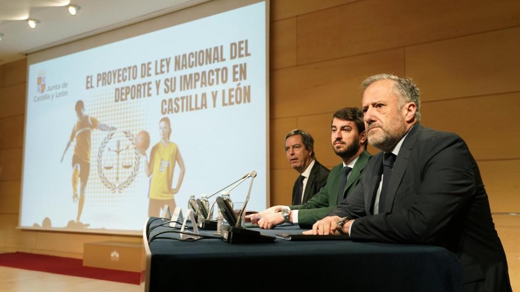 El vicepresidente de la Junta de Castilla y León, Juan García-Gallardo, inaugura la jornada jurídico-deportiva ‘El proyecto de ley nacional del deporte y su impacto en Castilla y León’, junto al presidente de las Cortes de Castilla y León, Carlos Pollán.