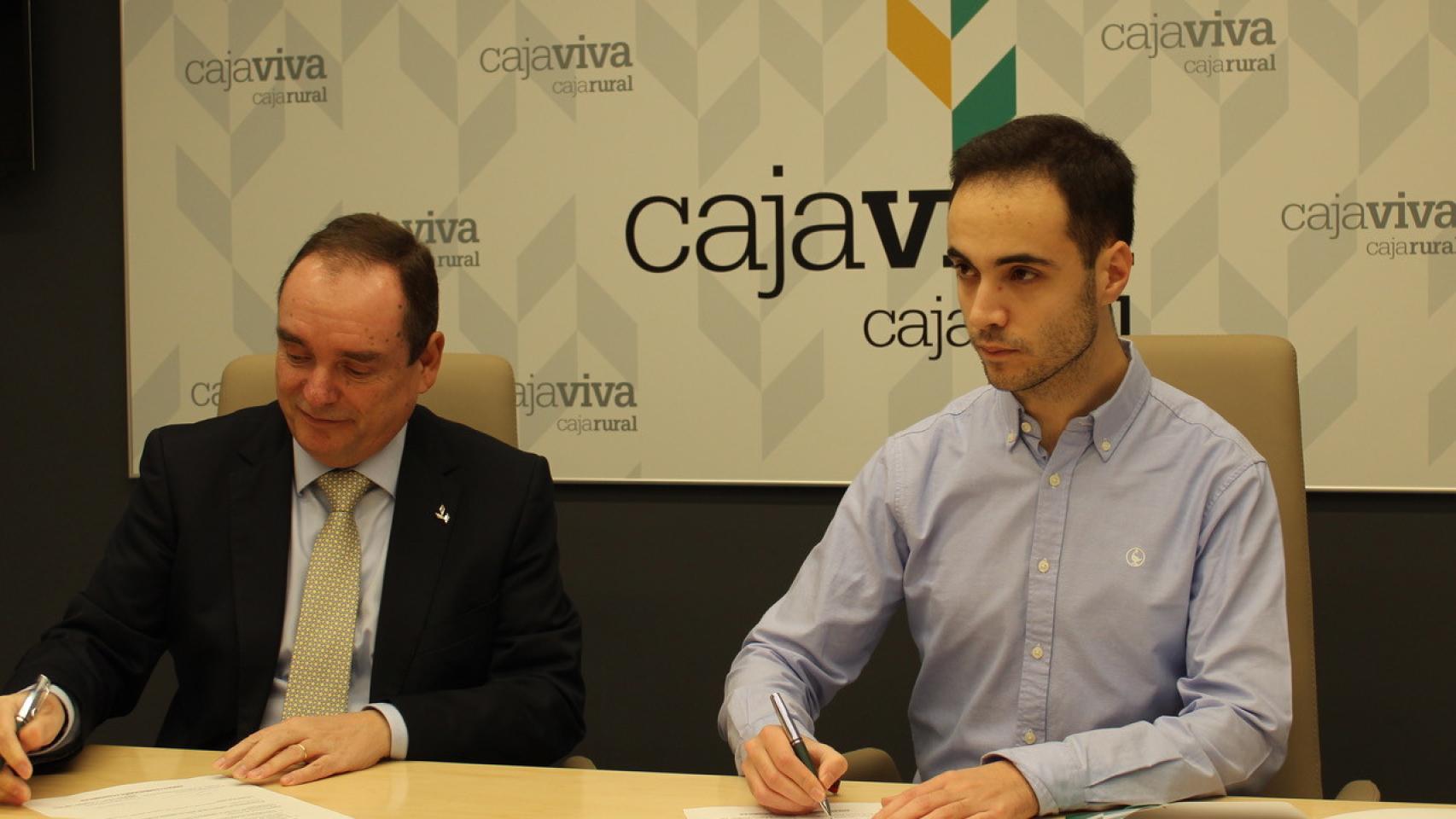 Firma del convenio de Cajaviva Caja Rural, Fundación Caja Rural de Burgos y los jóvenes empresarios