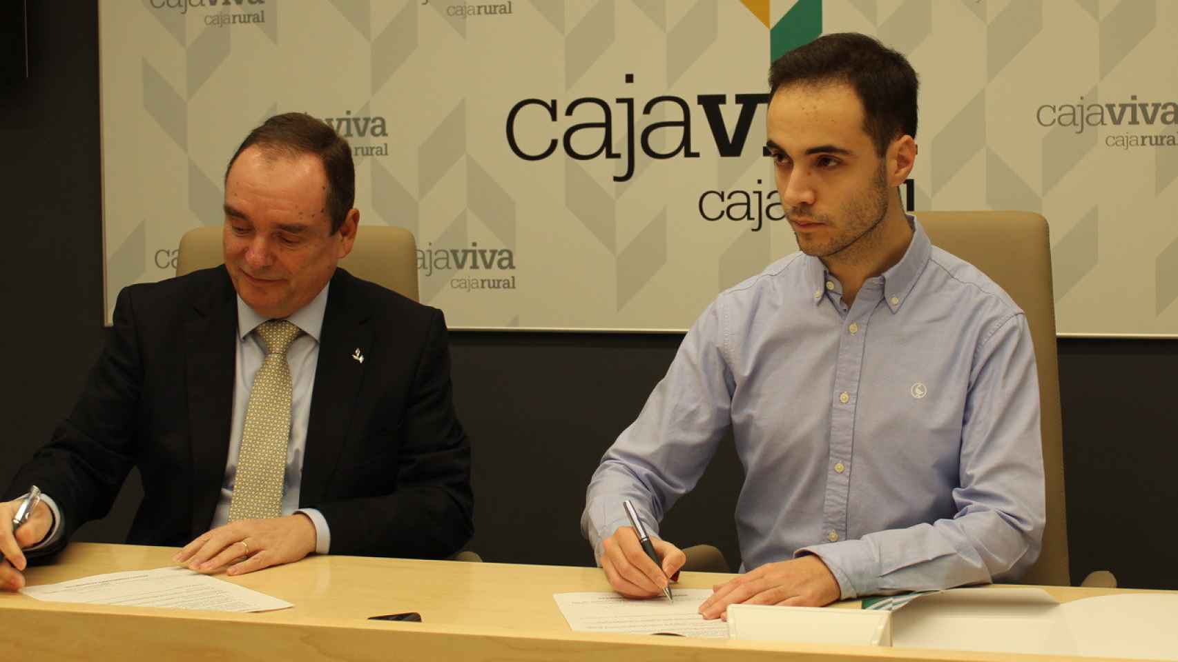 Firma del convenio de Cajaviva Caja Rural, Fundación Caja Rural de Burgos y los jóvenes empresarios
