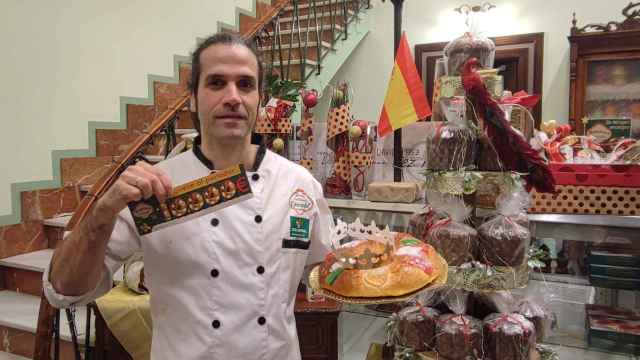 Sergio González con uno de los roscones de la Confitería Conrado que podrían ser premiados con 10.000 euros.
