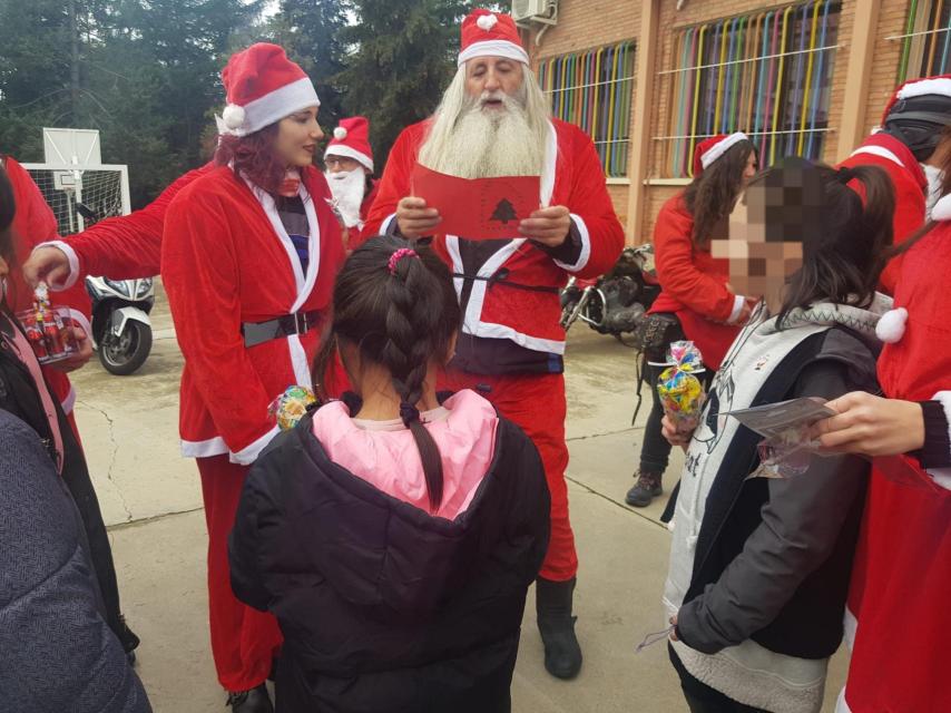 El Papá Noel motero en su visita a la residencia de menores Juan Pablo II, dependiente de la Diputación de Segovia.