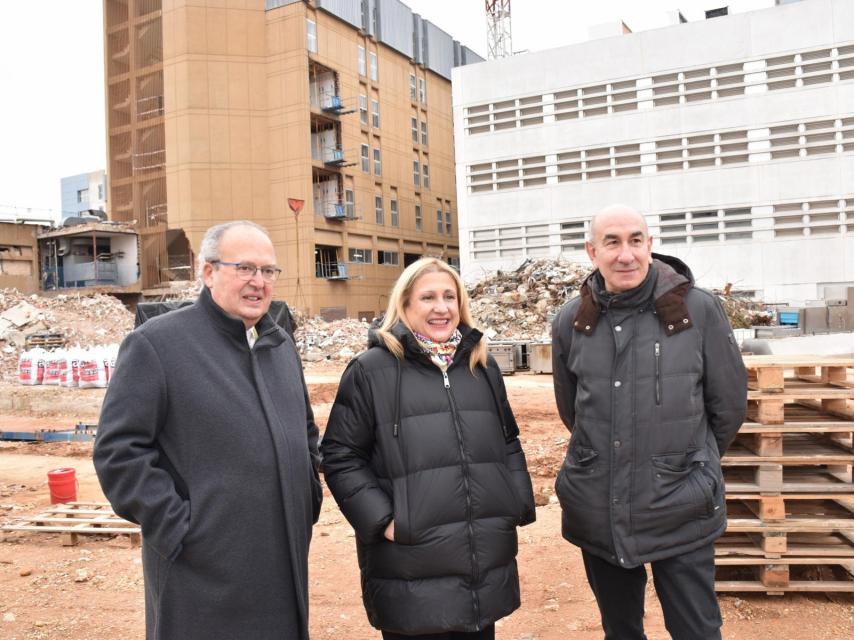 La delegada territorial, Yolanda de Gregorio, frente a las obras de la ampliación del Hospital Santa Bárbara de Soria.