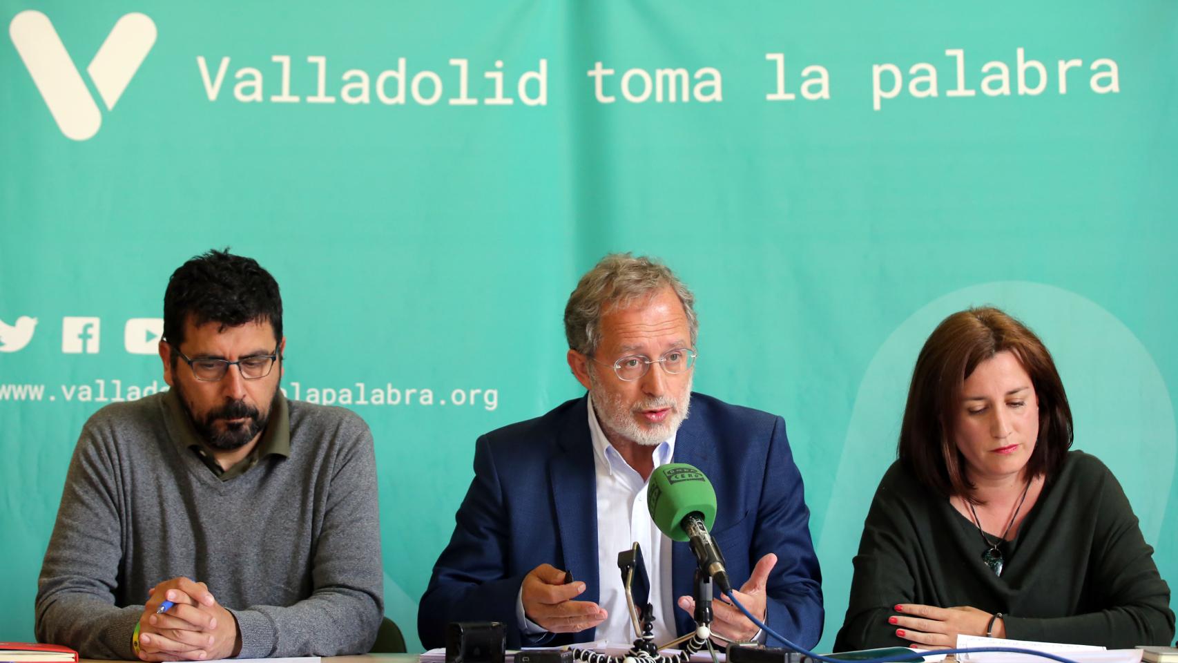 Los tres concejales de VTLP, Alberto Bustos, Manuel Saravia y María Sánchez durante una rueda de prensa.