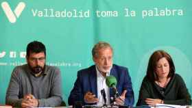Los tres concejales de VTLP, Alberto Bustos, Manuel Saravia y María Sánchez durante una rueda de prensa.