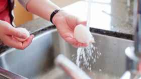 ¿Hay que lavar los huevos cuando tienen suciedad en la cáscara? La respuesta definitiva.