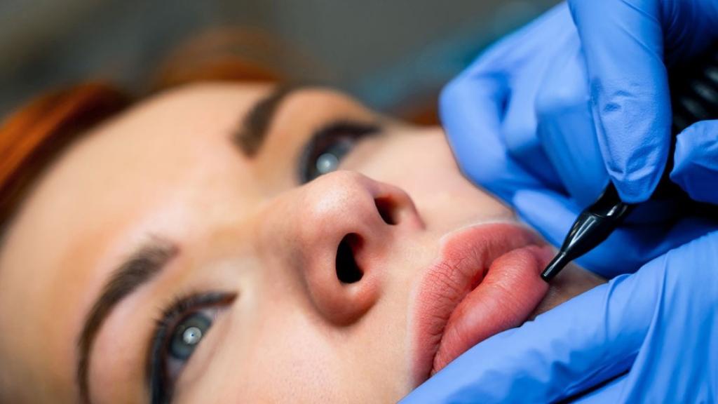 Mujer realizándose tratamiento de micropigmentación de labios.