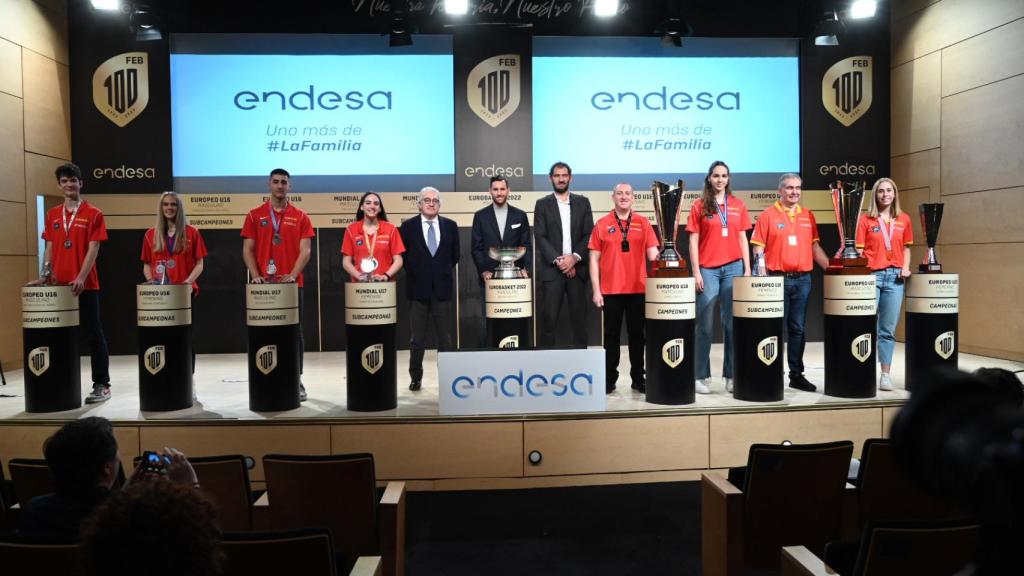 Los medallistas del baloncesto español, con Jorge Garbajosa y José Bogas.