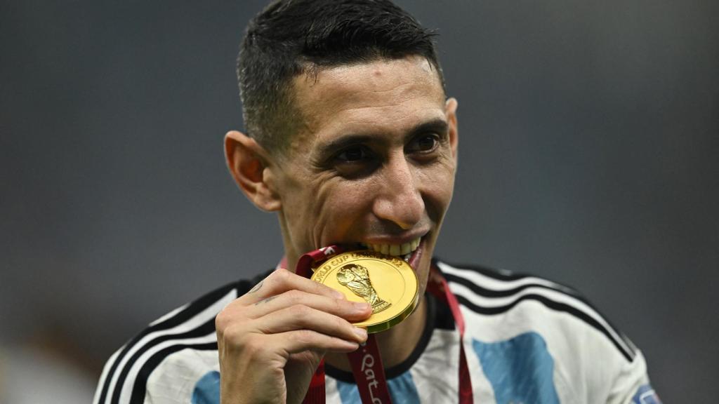 Ángel Di María muerde su medalla de oro tras ganar el Mundial de Qatar.