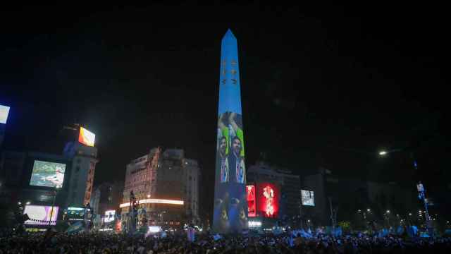 Celebraciones de aficionados argentinos en El Obelisco de Buenos Aires