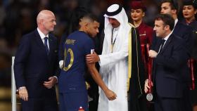 El emir de Qatar y Emmanuel Macron junto a Kylian Mbappé en la entrega de premios del Mundial