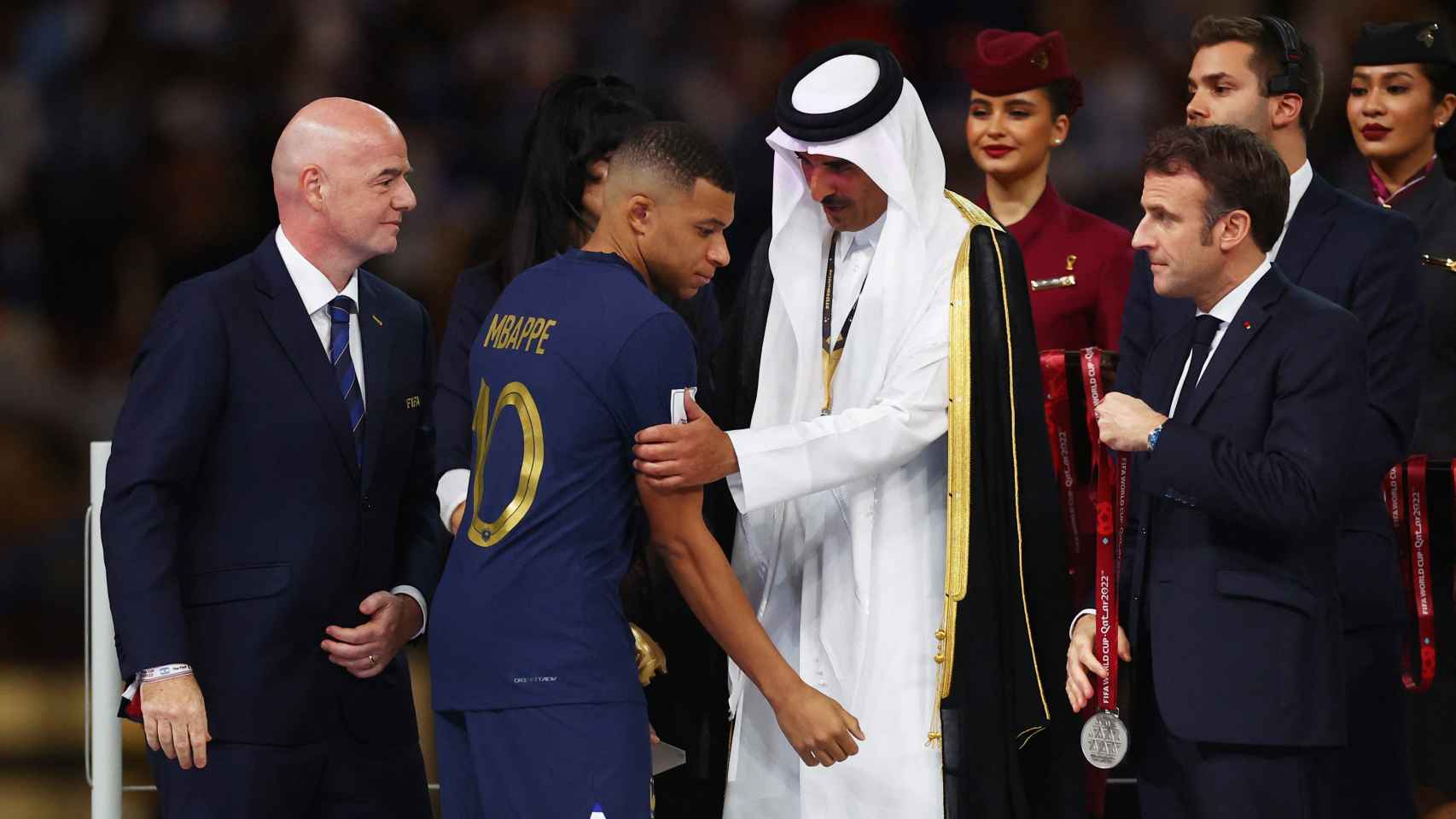 El emir de Qatar y Emmanuel Macron junto a Kylian Mbappé en la entrega de premios del Mundial