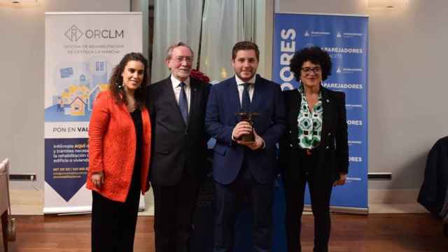 El consejero de Fomento, Nacho Hernando, recibe el premio 'Arquitrabe 2022' del Colegio Oficial de Aparejadores, Arquitectos Técnicos e Ingenieros de Edificación de Albacete