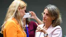 La vicepresidenta Teresa Ribera conversa con la comisaria de Energía, Kadri Simson, durante una reunión en Bruselas