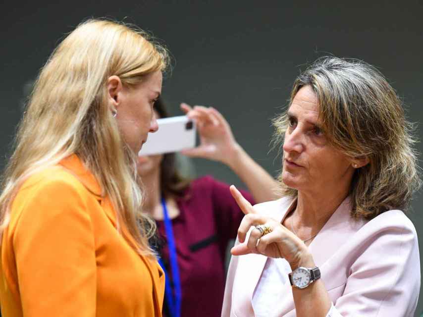 La vicepresidenta Teresa Ribera conversa con la comisaria de Energía, Kadri Simson, durante una reunión en Bruselas.