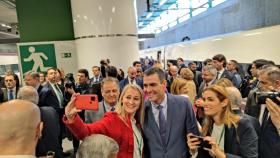 El presidente del Gobierno, Pedro Sánchez, en el estreno del Ave Murcia-Madrid, este lunes, fotografiándose con algunos asistentes al acto celebrado en la Estación del Carmen.