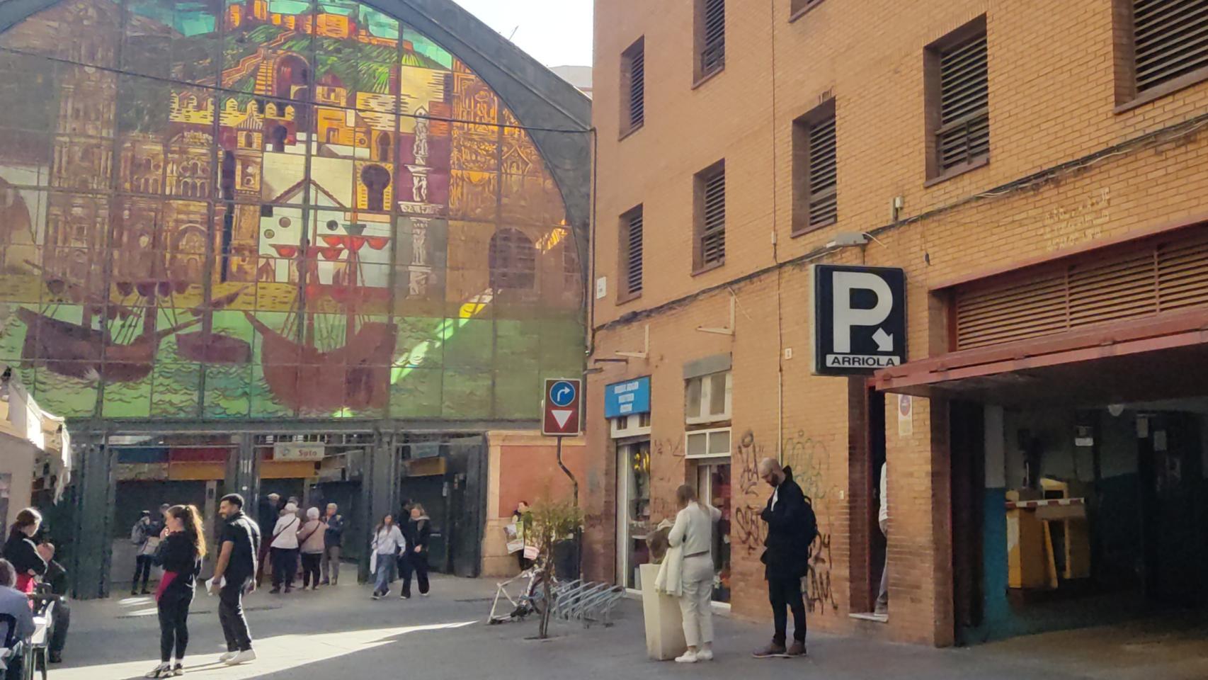 Imagen de la entrada del aparcamiento subastado por el Gobierno central y, al lado, el Mercado de Atarazanas de Málaga.