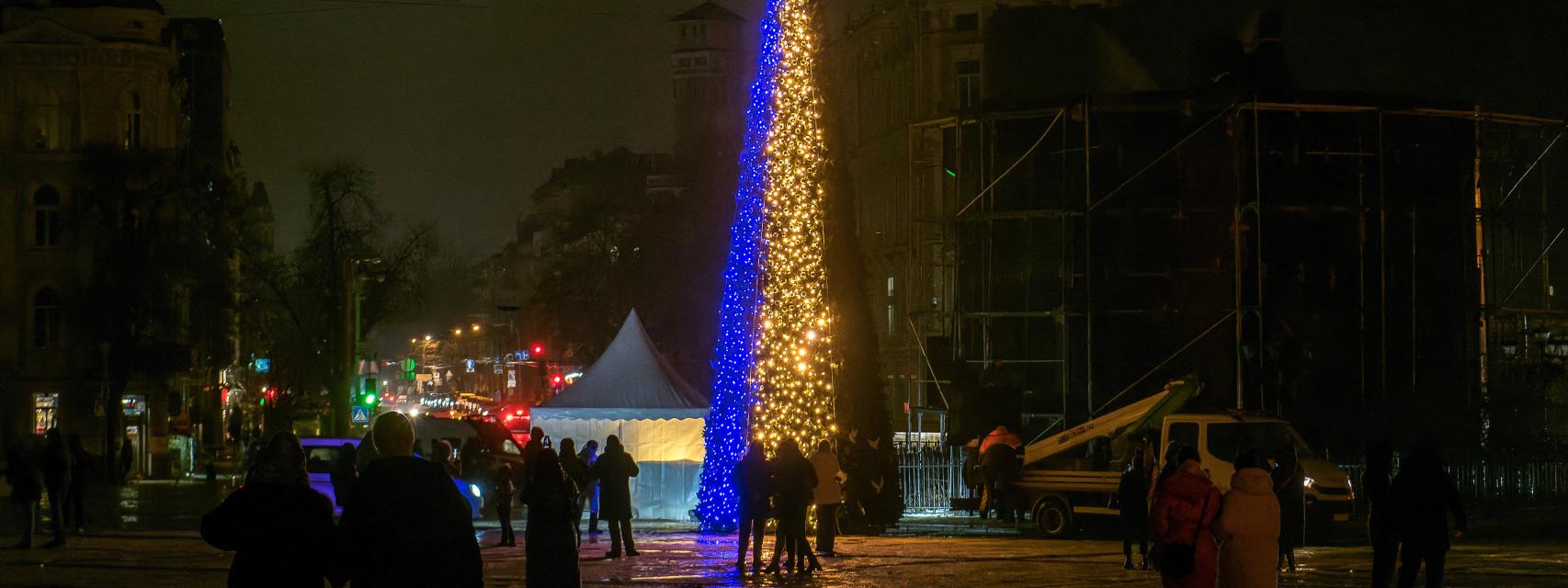 Árbol de Navidad iluminado con los colores de la bandera de Ucrania en la plaza Sofía en Kiev.