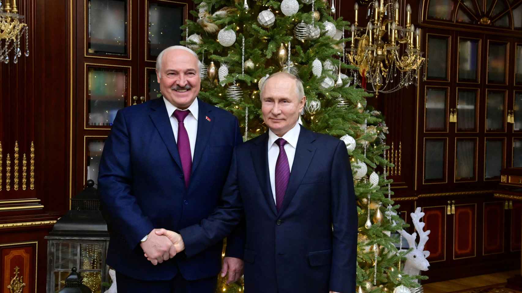 Vladimir Putin y Lukashenko posan este lunes tras su reunión.