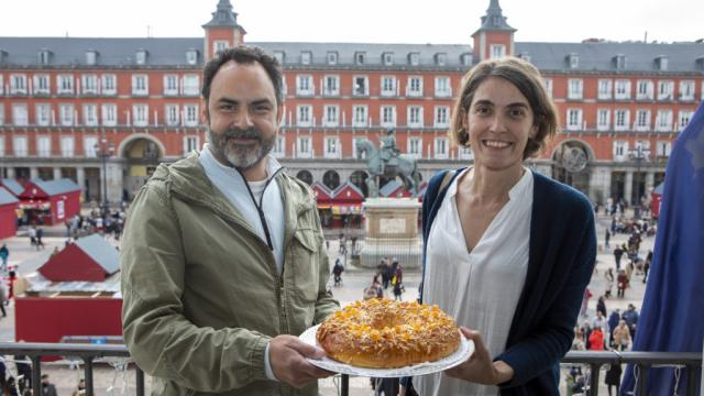 Dos trabajadores del equipo de Panod, el obrador tras el mejor roscón de Reyes de Madrid.