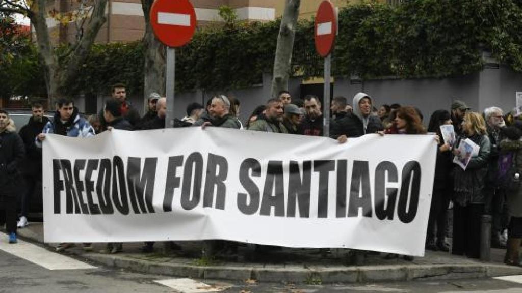 Familiares y amigos de Santiago se concentran frente a la embajada de Irán en Madrid para pedir su liberación