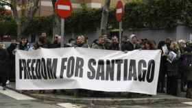Familiares y amigos de Santiago se concentran frente a la embajada de Irán en Madrid para pedir su liberación
